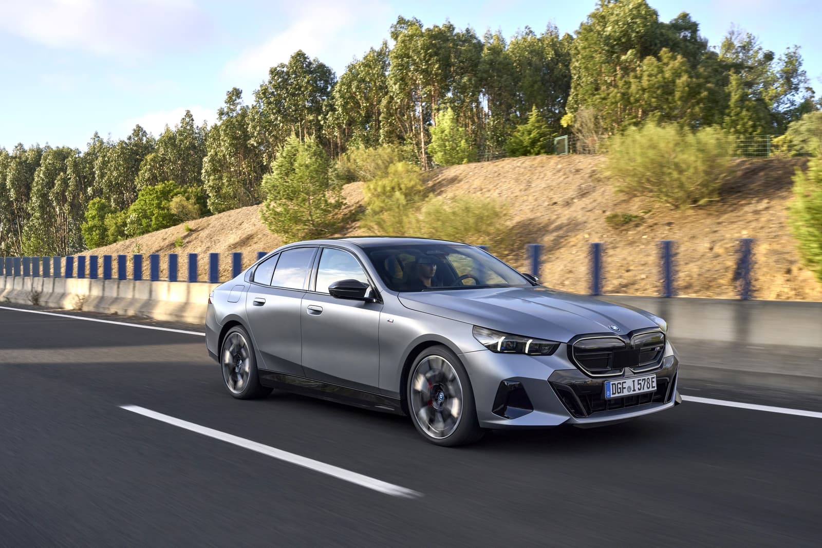 2026 BMW i5: Up to 593 hp, 627 km WLTP, 205 kW Charging, From EUR 70,900