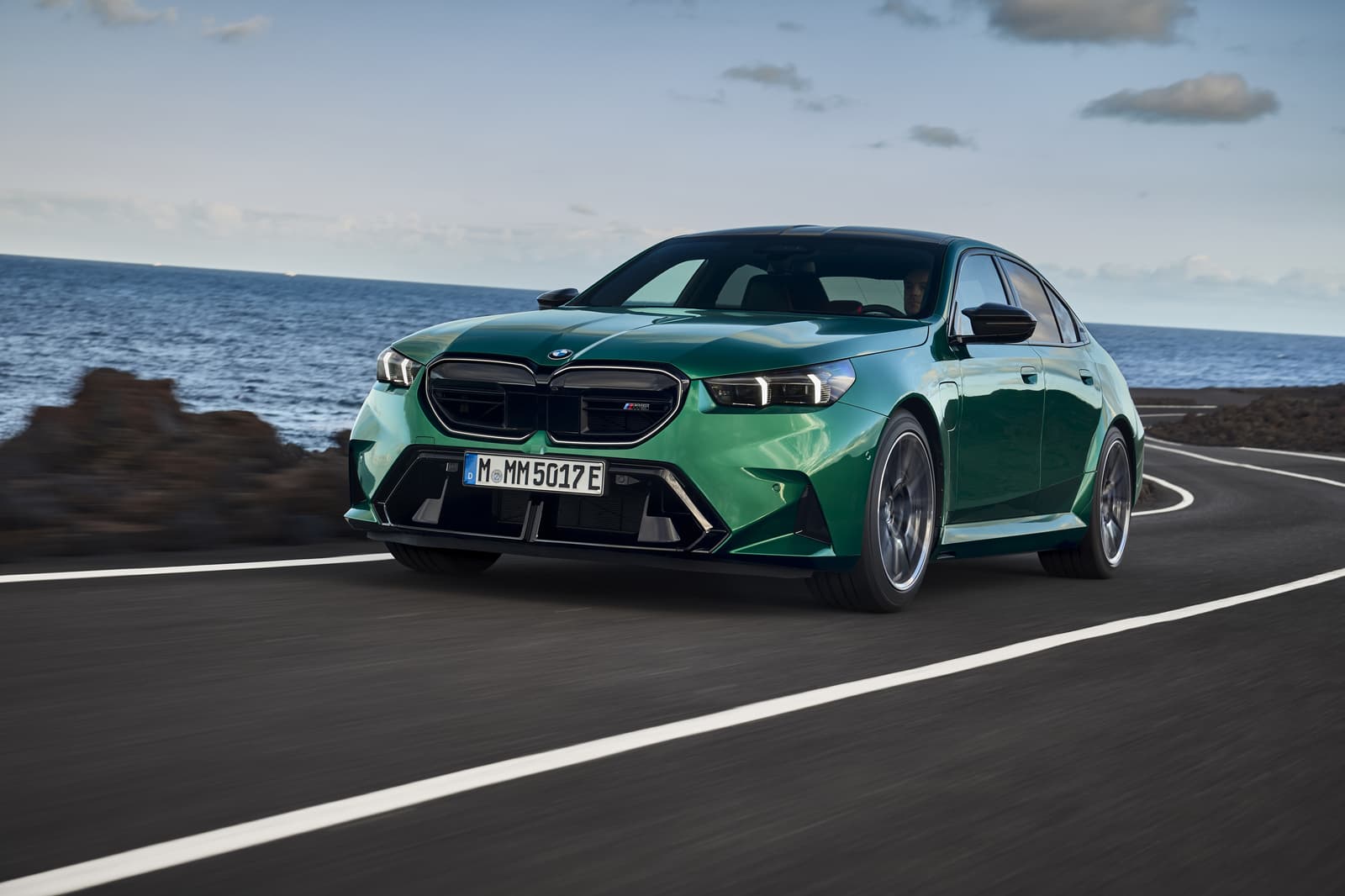 2026 BMW M5: 717 hp Plug-In Hybrid V8, 68 km Electric, From EUR 145,200