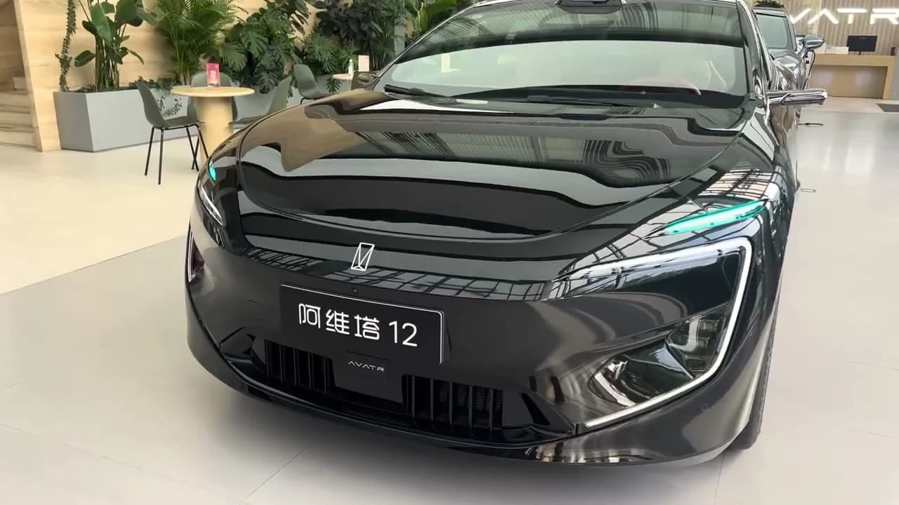 2026 AVATR 12 REV: 310 hp Range-Extender Liftback With 1,270 km Range - View 2