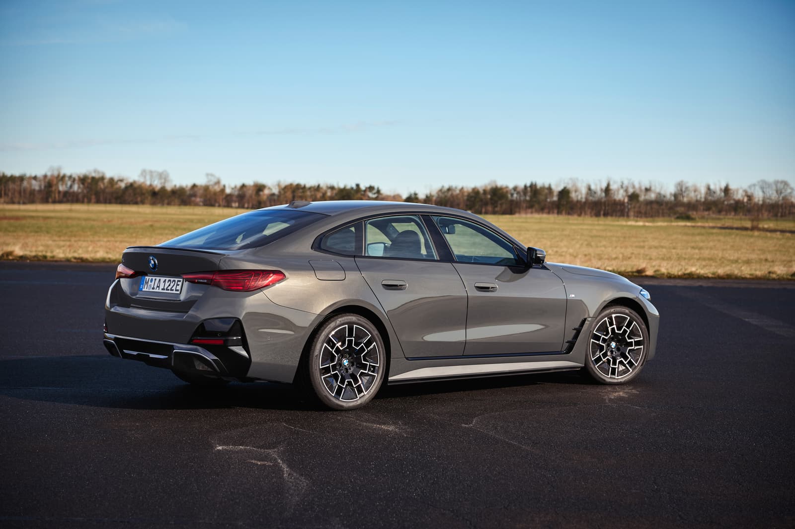 2026 BMW i4: Up to 593 hp, 613 km WLTP, 205 kW Charging - View 2