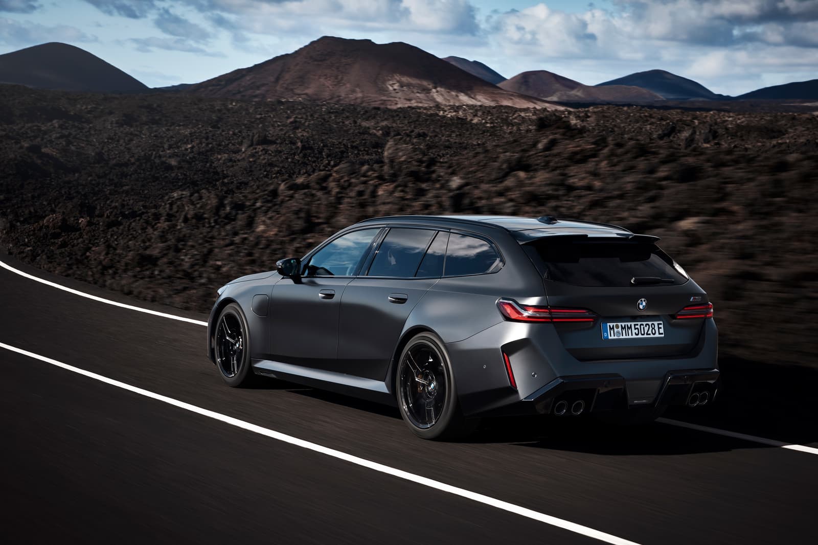 2026 BMW M5: 717 hp Plug-In Hybrid V8, 68 km Electric, From EUR 145,200 - View 2