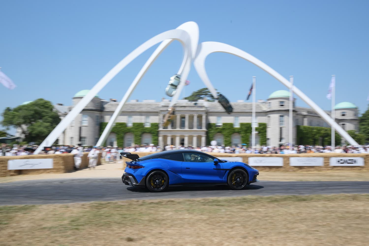 2026 DENZA Z: 1,604 PS Electric Supercar Hits 0-100 km/h in As Little As 1.96 Seconds - View 3