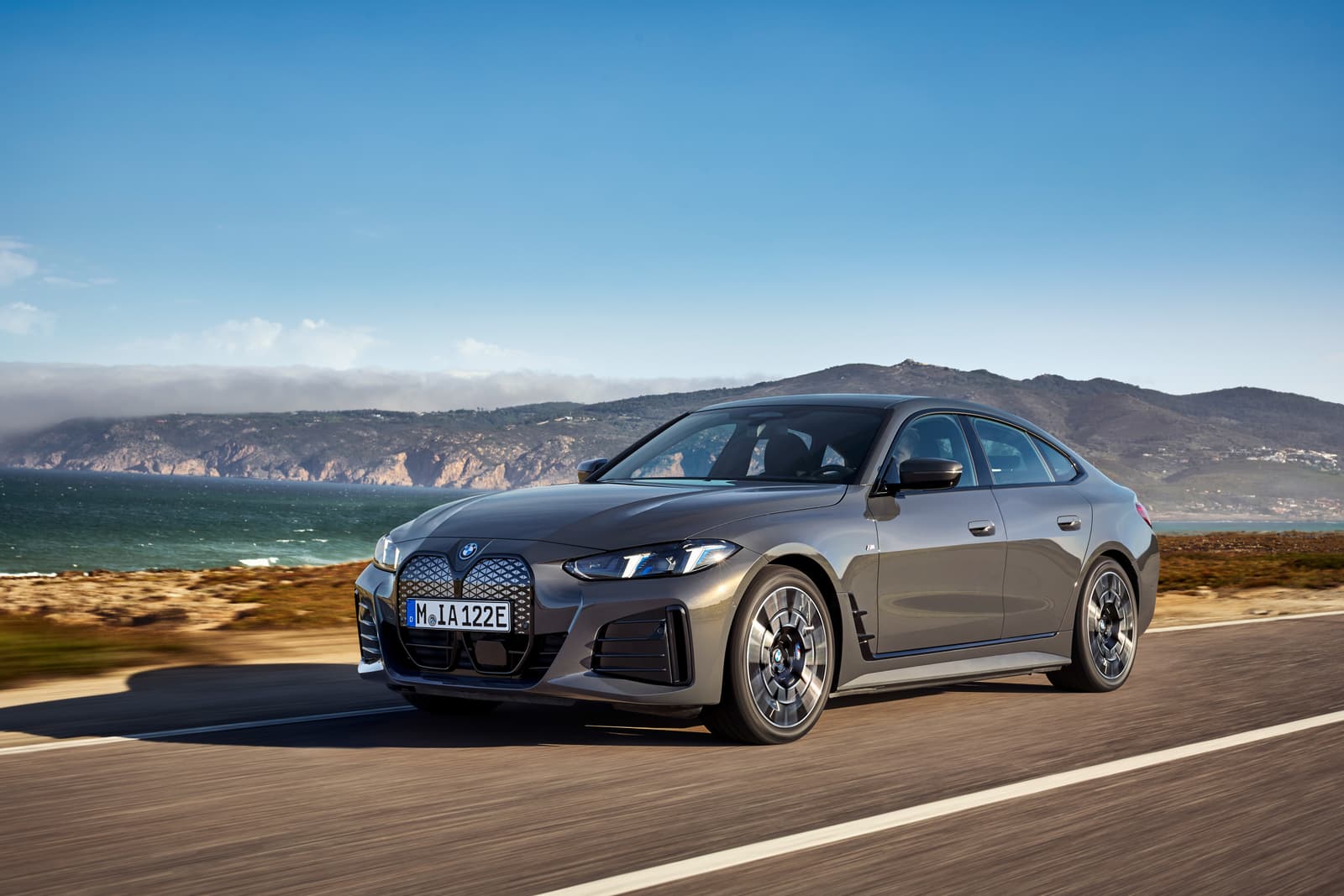 2026 BMW i4: Up to 593 hp, 613 km WLTP, 205 kW Charging - View 3