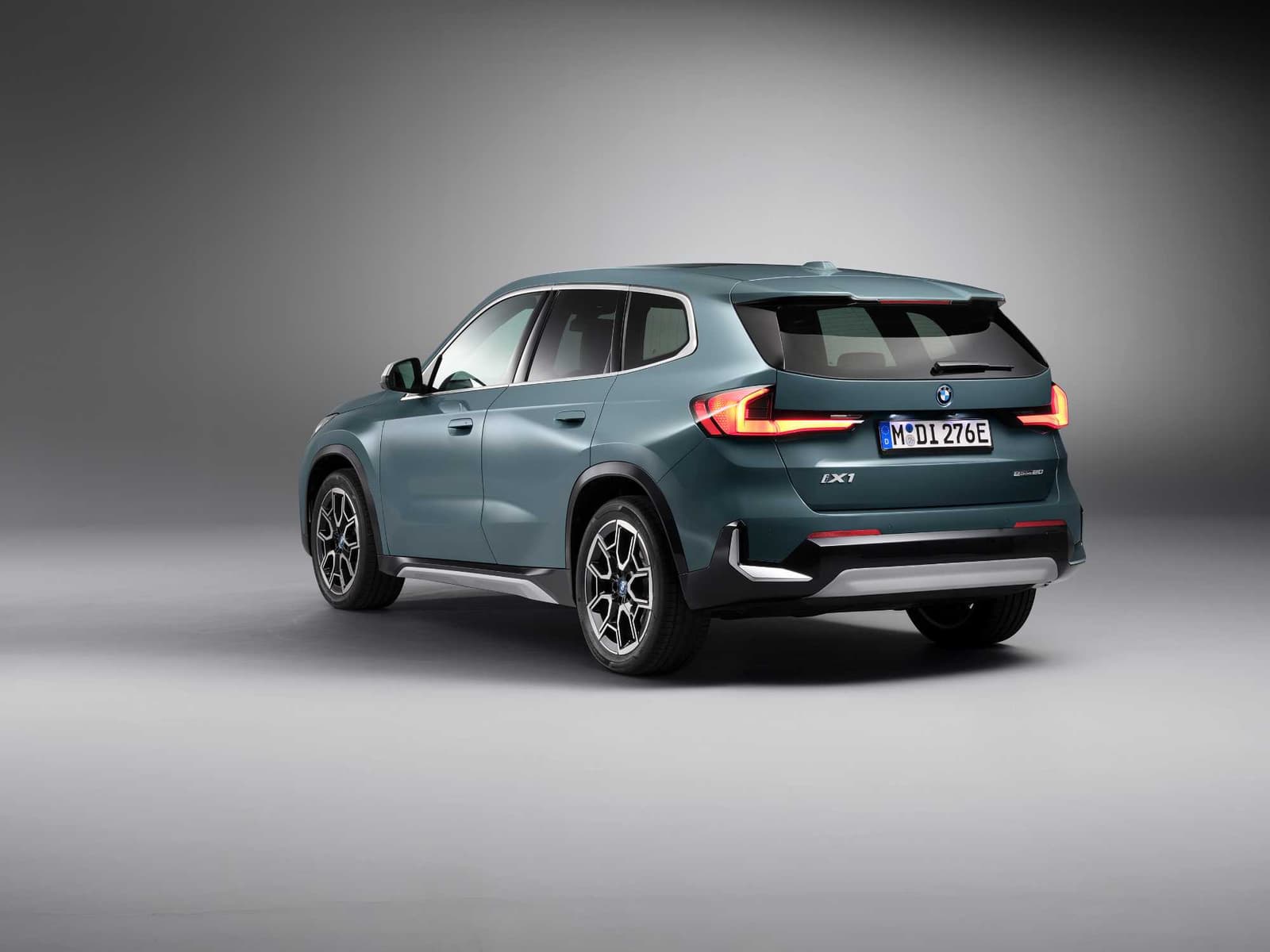 2026 BMW iX1: SiC Inverter Lifts Range to 514 km, From EUR 49,400 - View 3