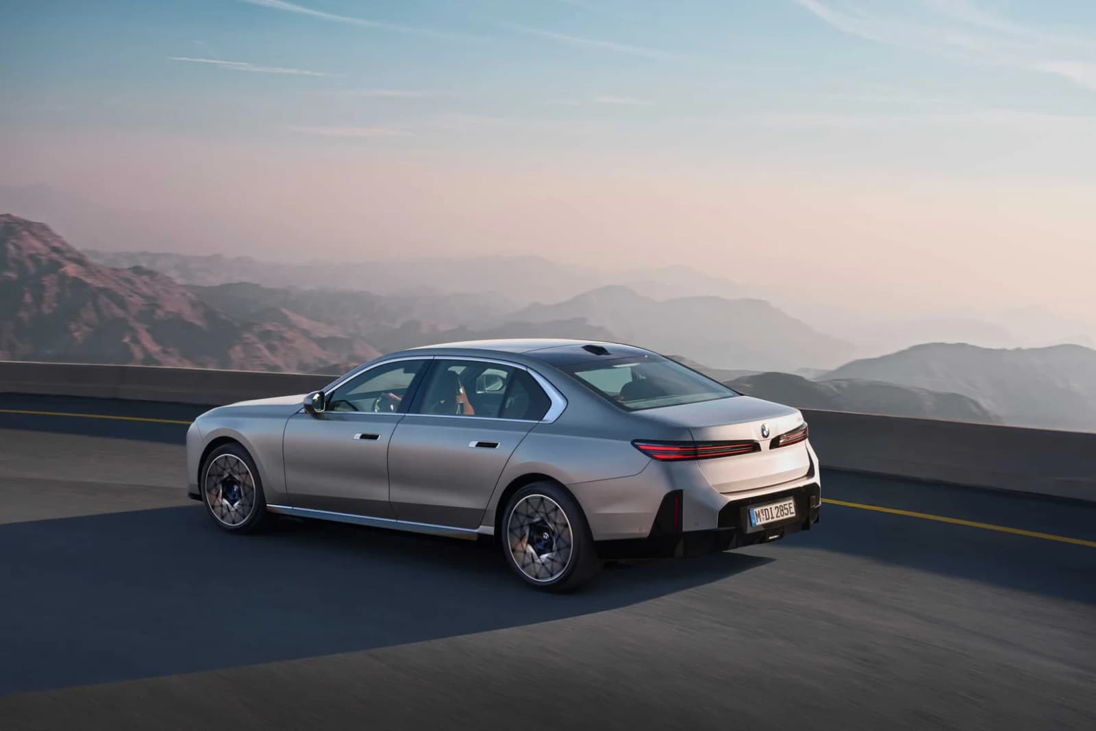 2027 BMW i7: Up to 727 km WLTP, 250 kW Charging, Up to 671 hp