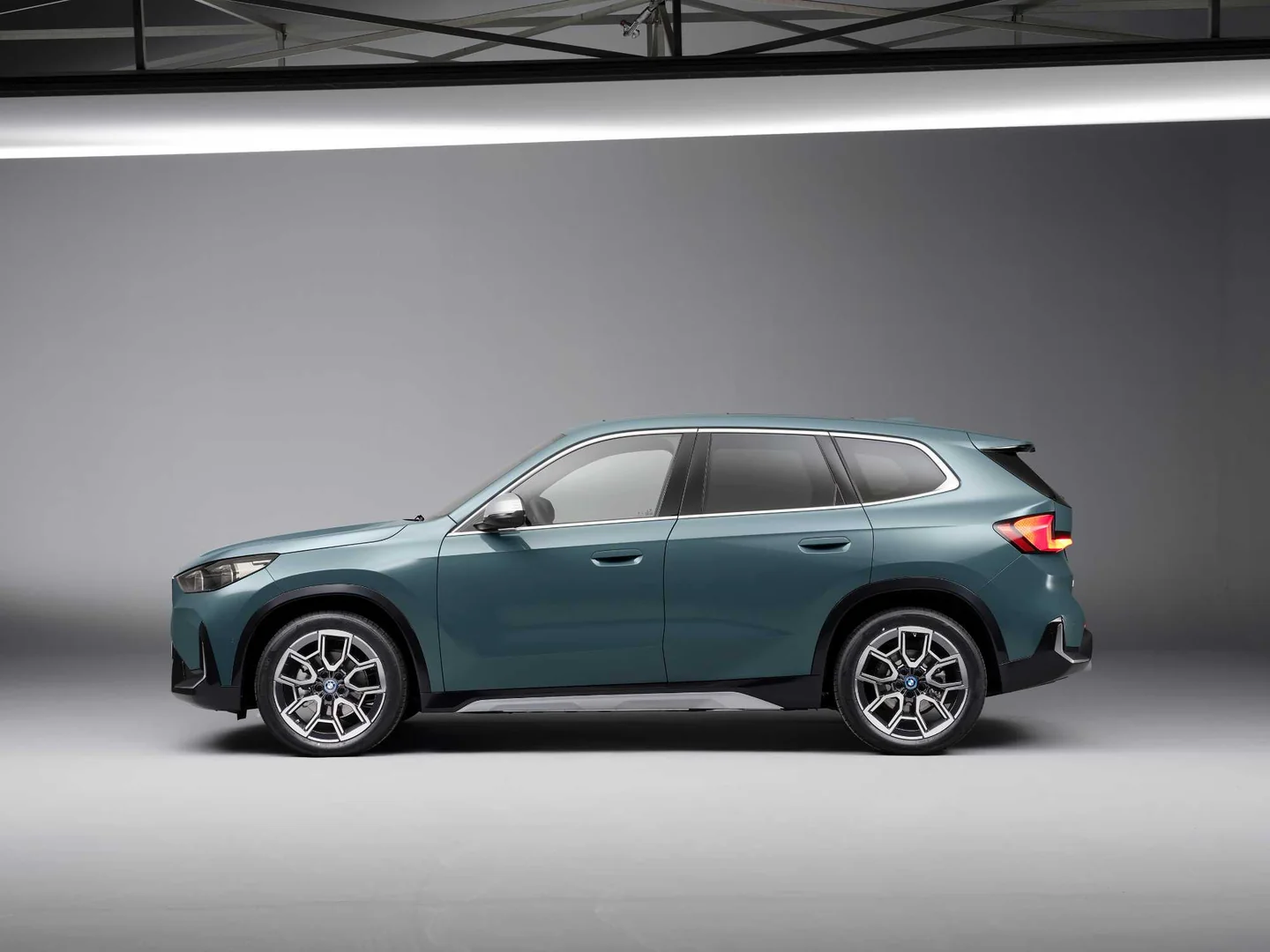 2026 BMW iX1: SiC Inverter Lifts Range to 514 km, From EUR 49,400