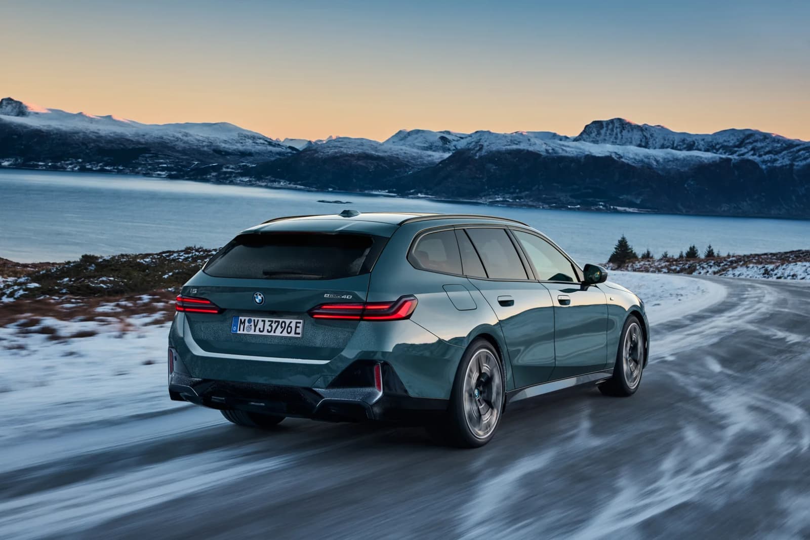 2026 BMW i5: Up to 593 hp, 627 km WLTP, 205 kW Charging, From EUR 70,900