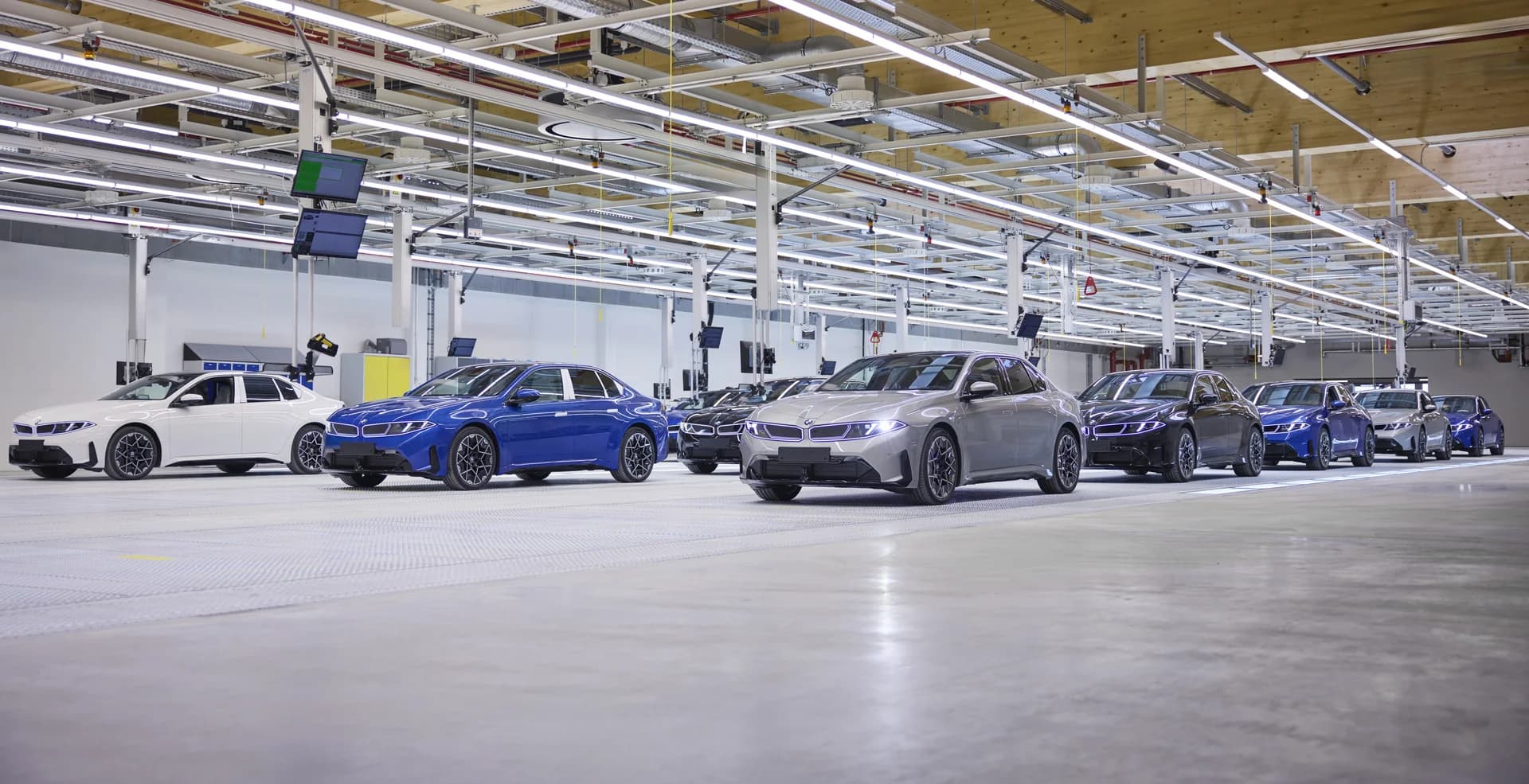 2026 BMW i3 Neue Klasse: 463 HP Sedan Enters Production With 906 KM Range - View 2