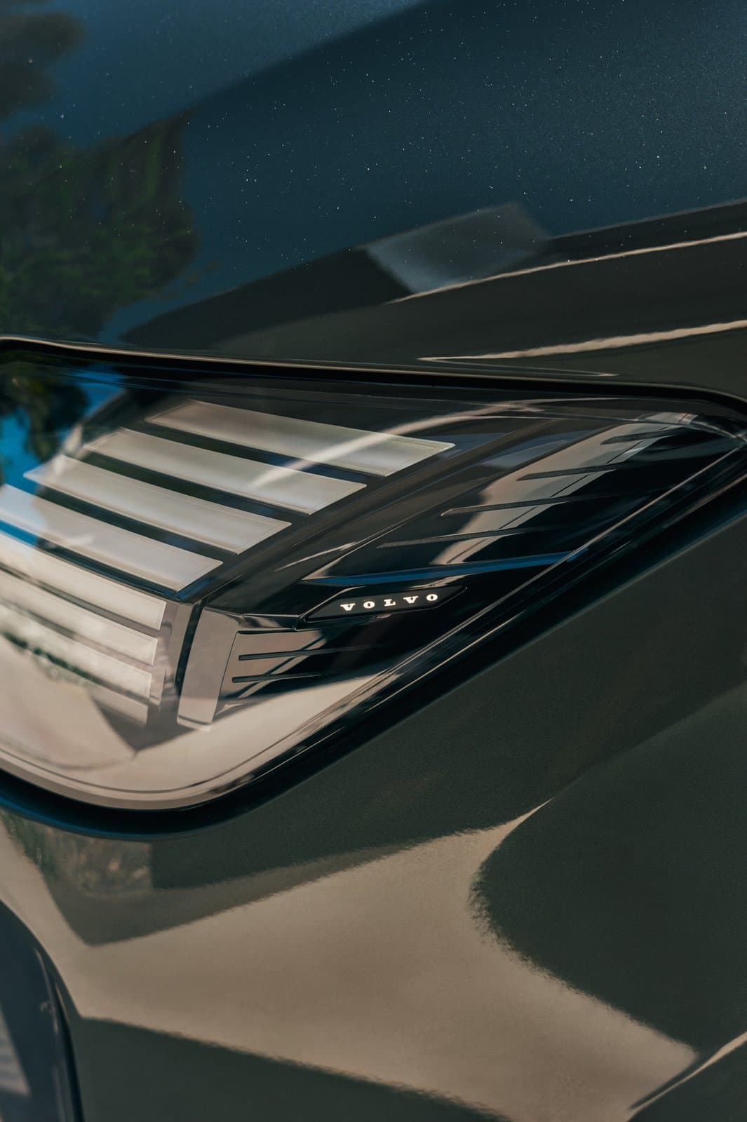 2026 Volvo EX60: Standard SUV Undercuts Cross Country From $58,400 - View 2