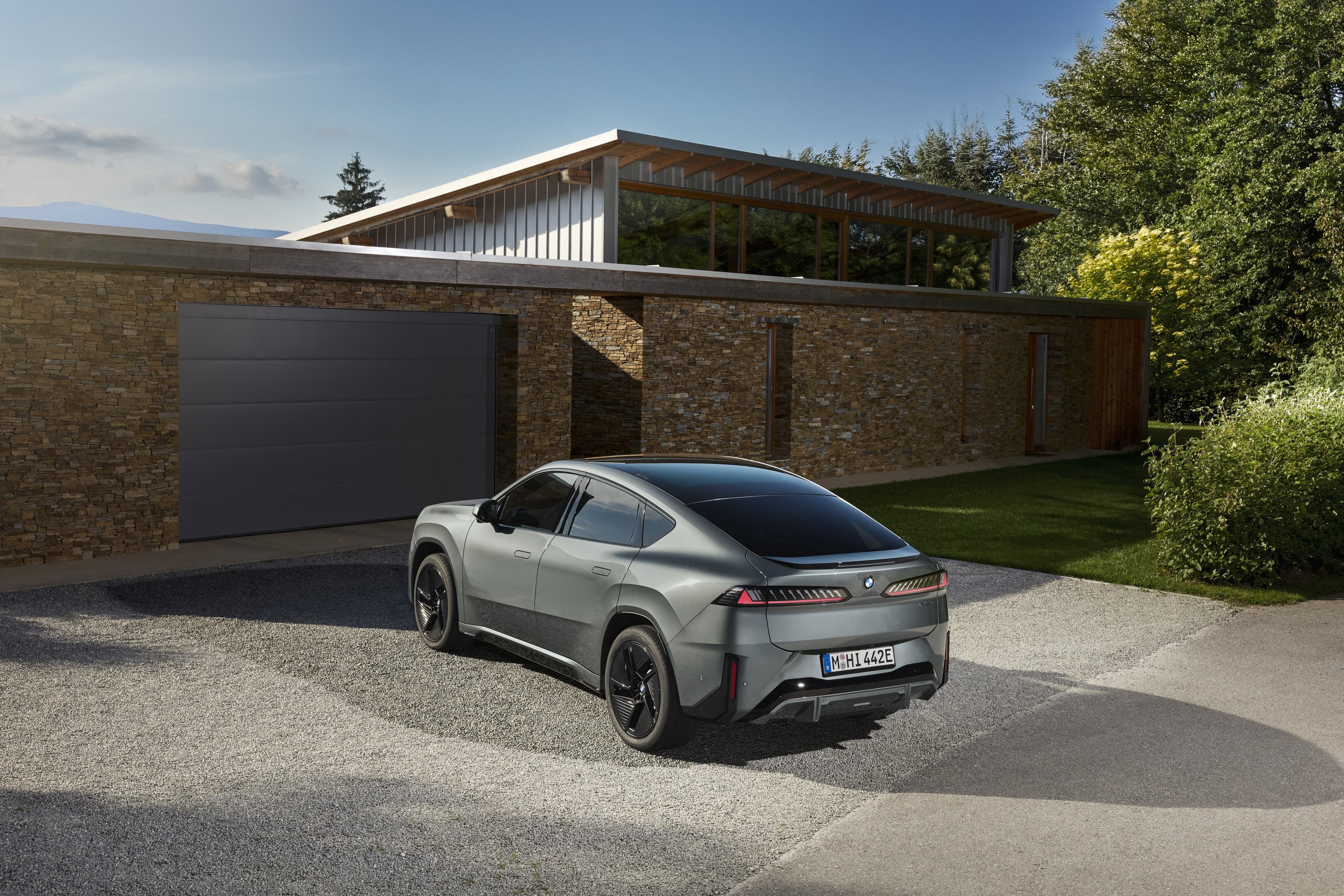 2027 BMW iX4: Up to 828 km WLTP, 400 kW Charging, From EUR 70,900 - View 2