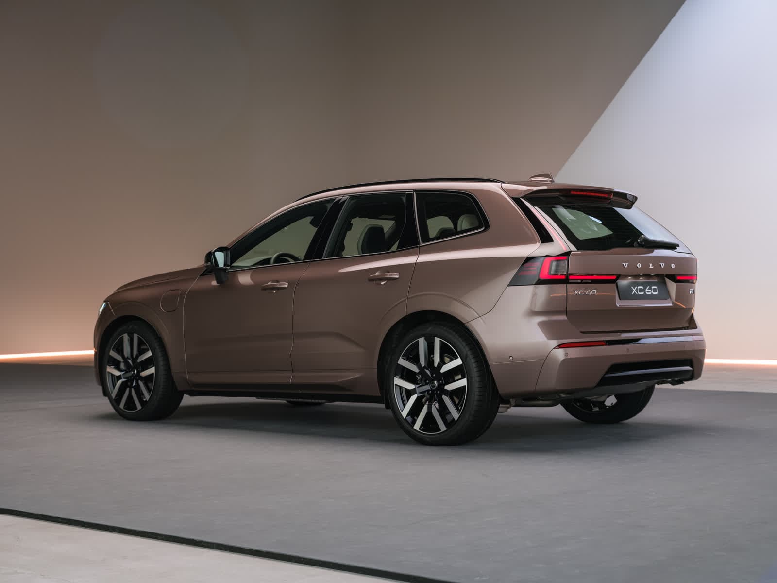 2027 Volvo XC60/XC90 Long-Range PHEV: Up to 200 km Electric Range - View 2