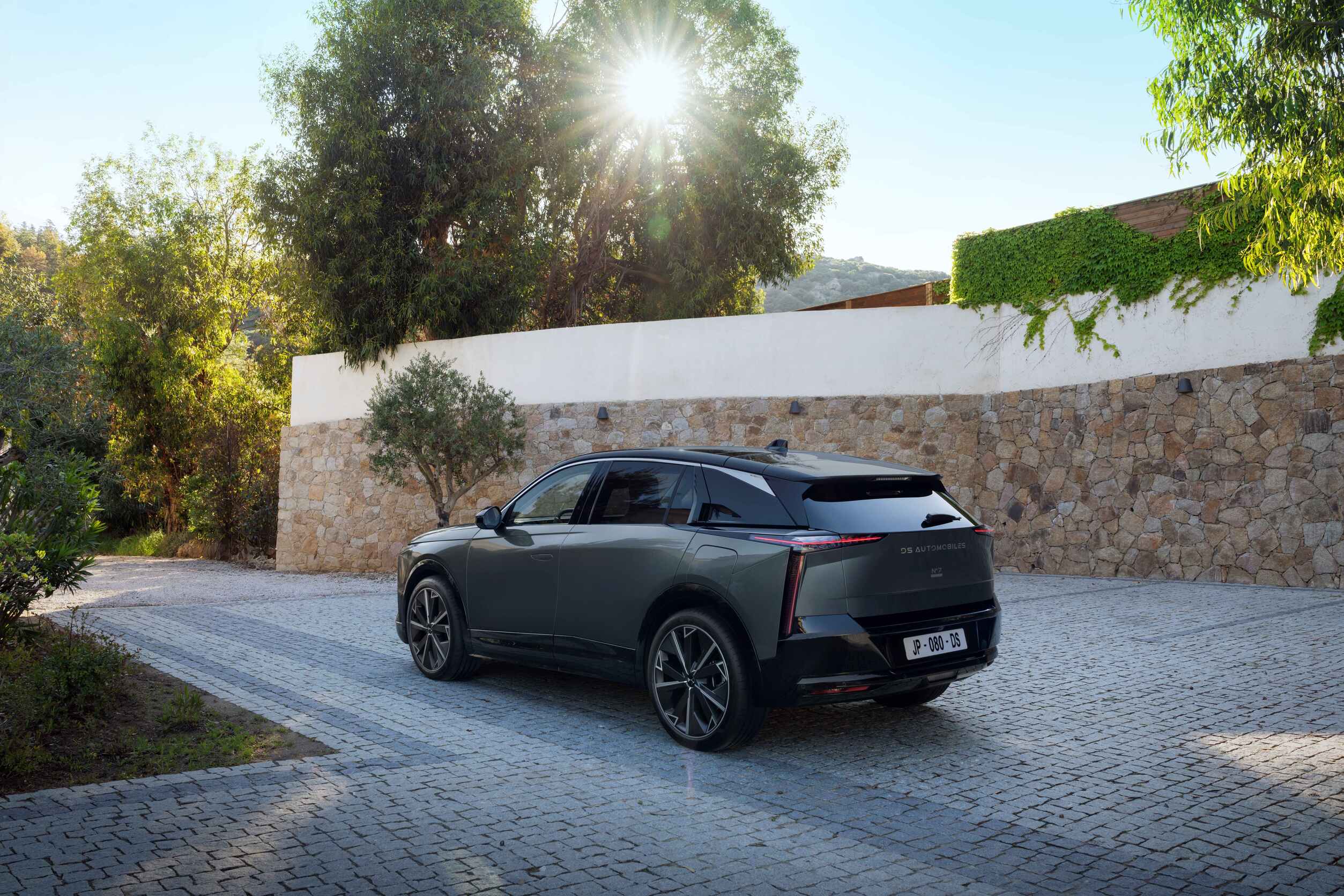 2026 DS N°7 E-Tense: Up to 345 hp, 740 km WLTP, 160 kW Charging - View 2