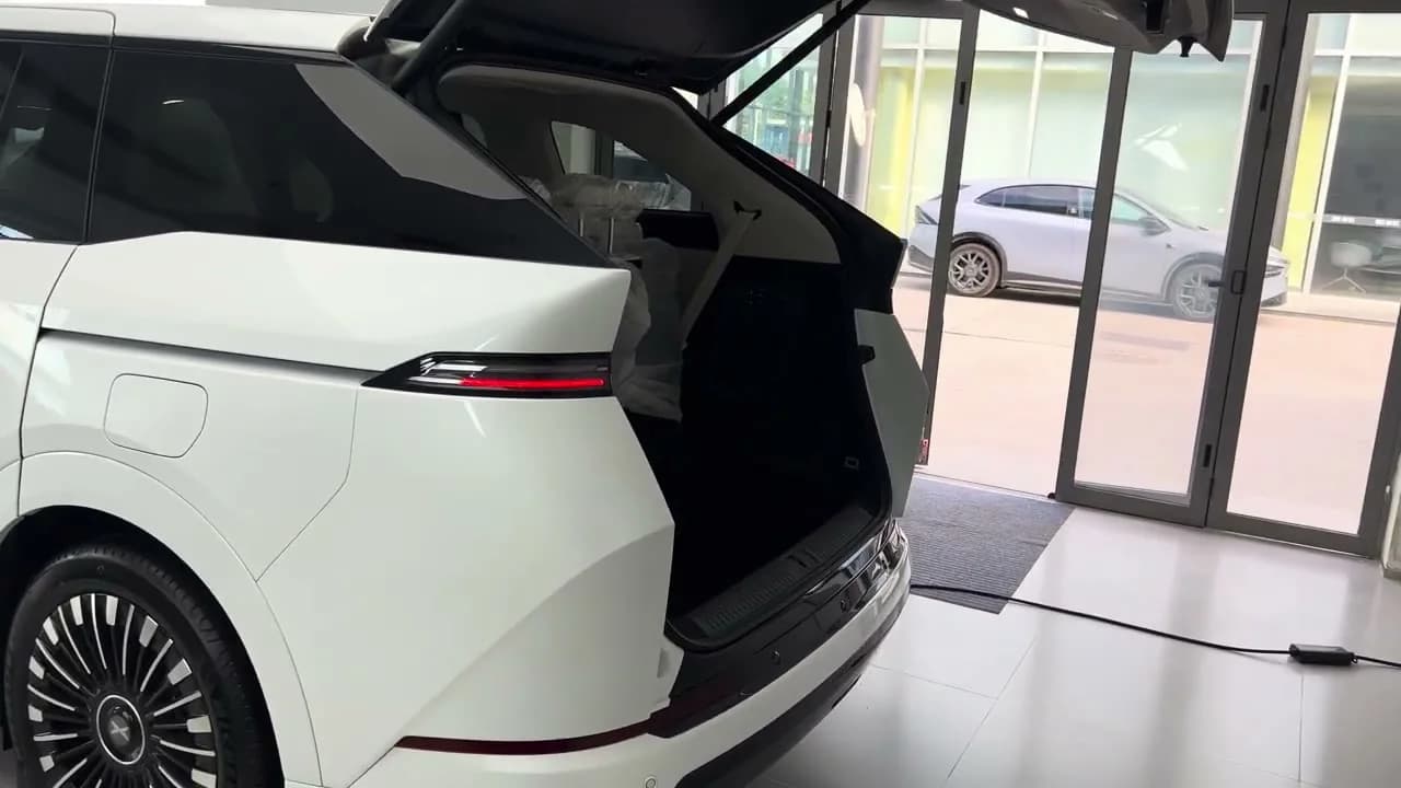 Xpeng X9 Super Range-Extender: A 1,602 km 7-Seat Luxury MPV From ~$43,400 - View 3