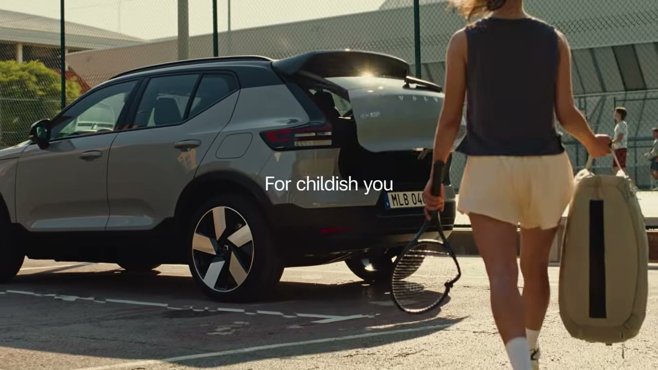 2026 Volvo EX40: Compact Electric SUV Now Spans 238 to 402 HP - View 3