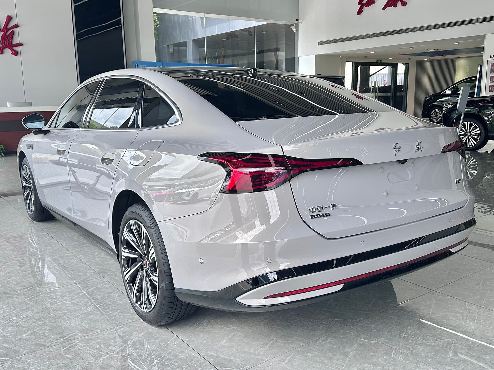 2026 Hongqi H7 PHEV: Sedan With Up To 1,954 km Range From $28,000 - View 2