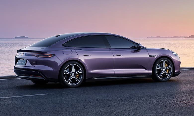 2026 Denza Z9S: Up to 1,100 km Range Sedan From $37,900 - View 3