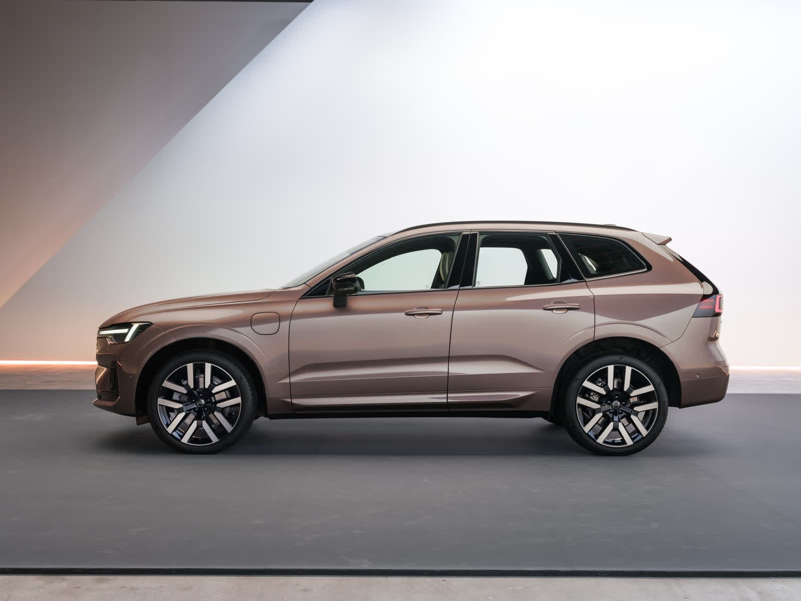 2027 Volvo XC60/XC90 Long-Range PHEV: Up to 200 km Electric Range - View 3