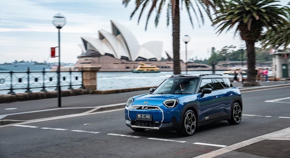 2026 MINI Aceman SE: Ocean Wave Green Launch, 218 HP, 405km Range - View 3