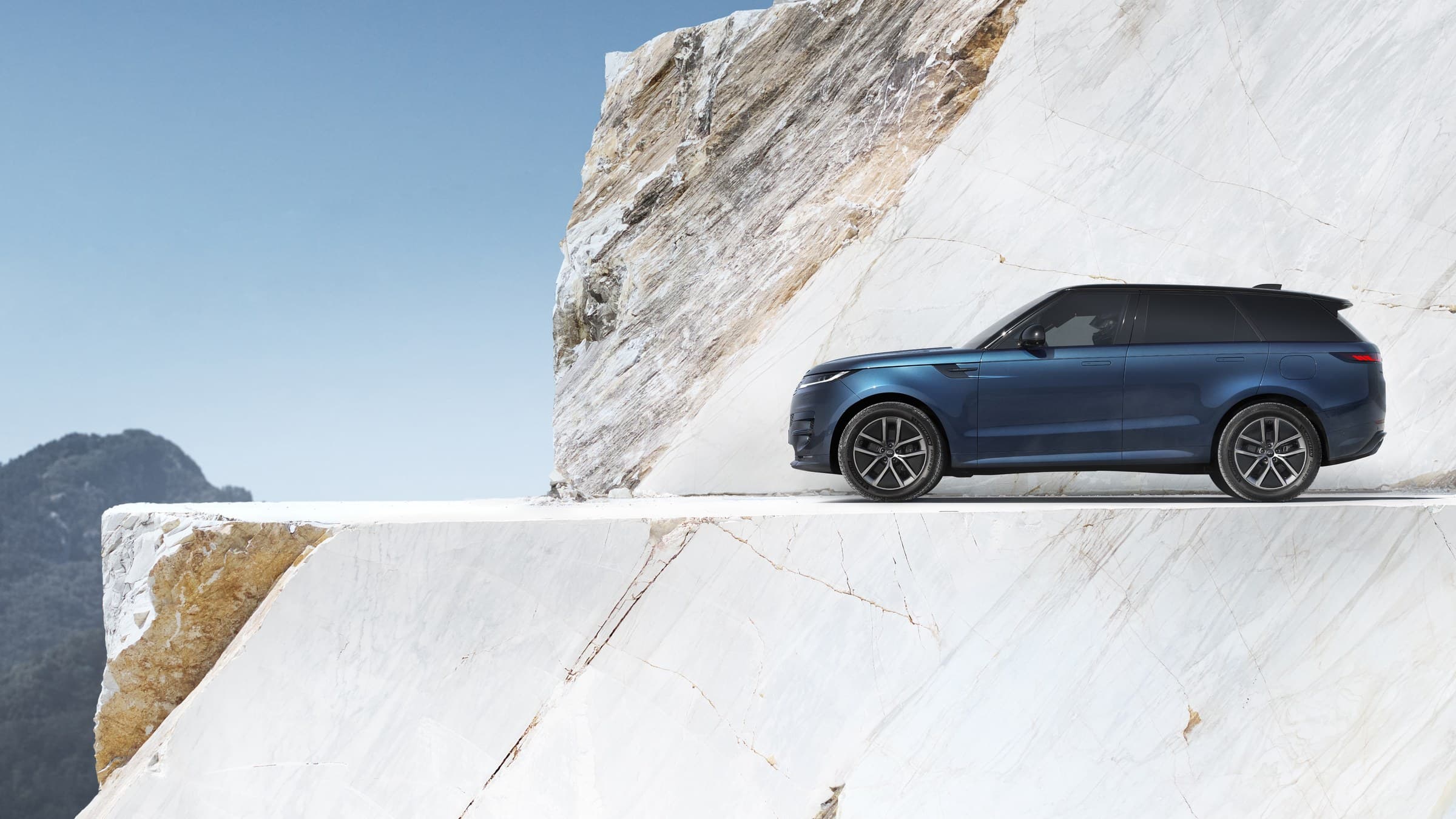 2027 Range Rover Sport Electric: 542-HP Sporty EV With Up to 609 km Range - View 3