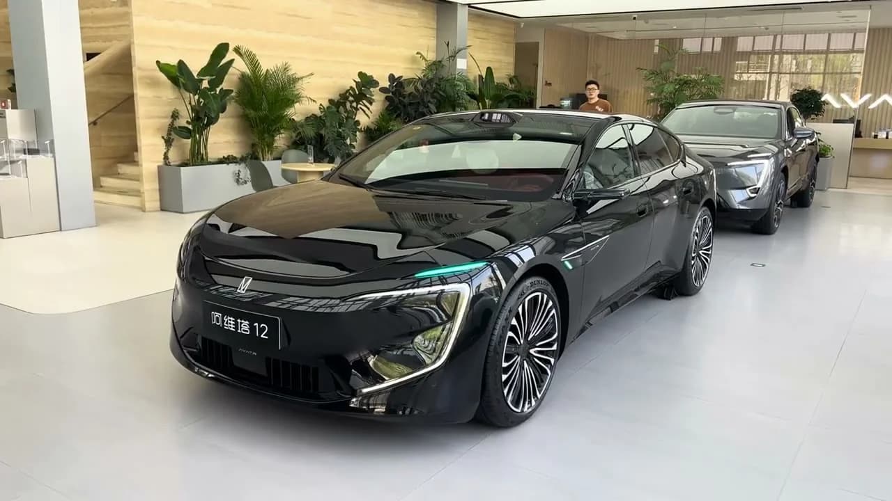 2026 Avatr 12: 955-HP Tri-Motor Flagship Coupe Sedan With Huawei 896-Line LiDAR From $37,700 - View 3